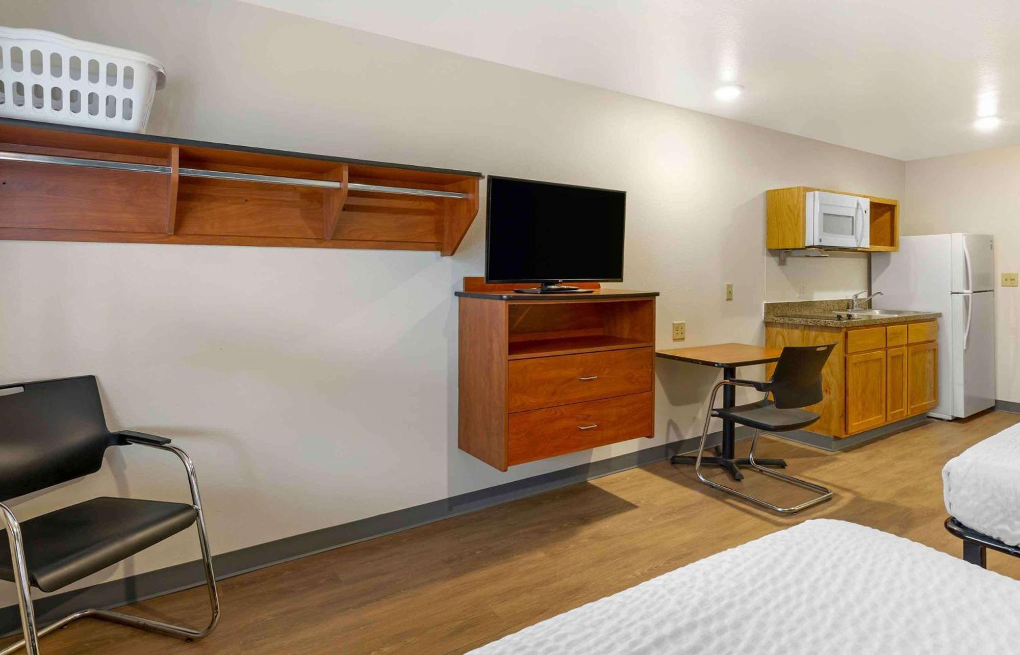 Extended Stay America Select Suites - Cleveland - Airport Exterior photo