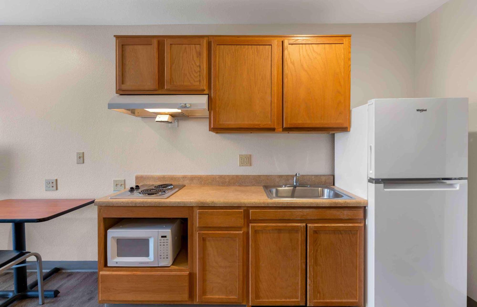 Extended Stay America Select Suites - Cleveland - Airport Exterior photo