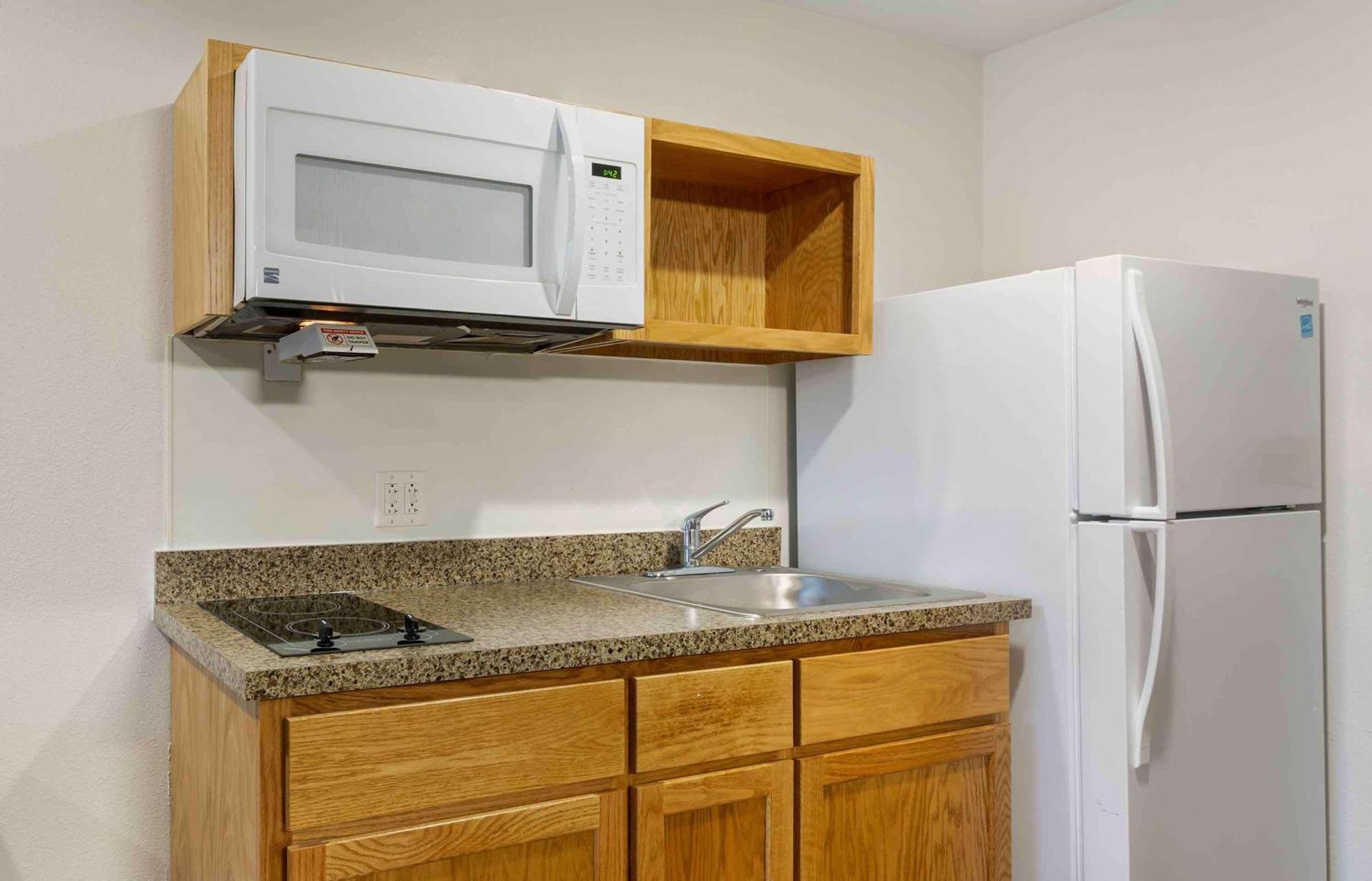 Extended Stay America Select Suites - Cleveland - Airport Exterior photo