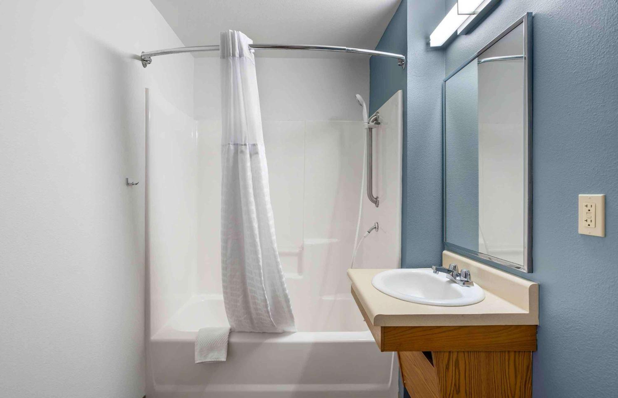 Extended Stay America Select Suites - Cleveland - Airport Exterior photo