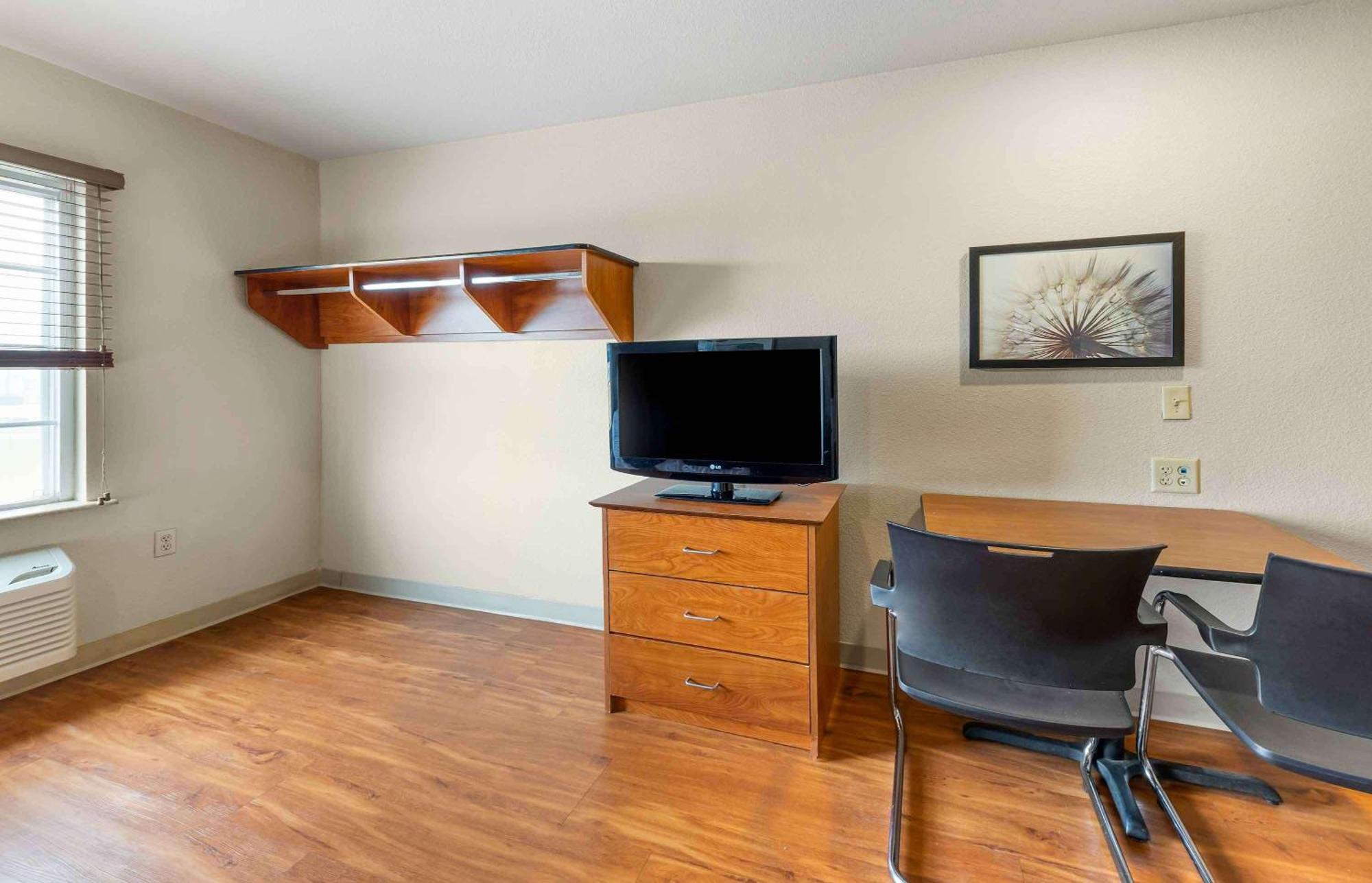 Extended Stay America Select Suites - Cleveland - Airport Exterior photo